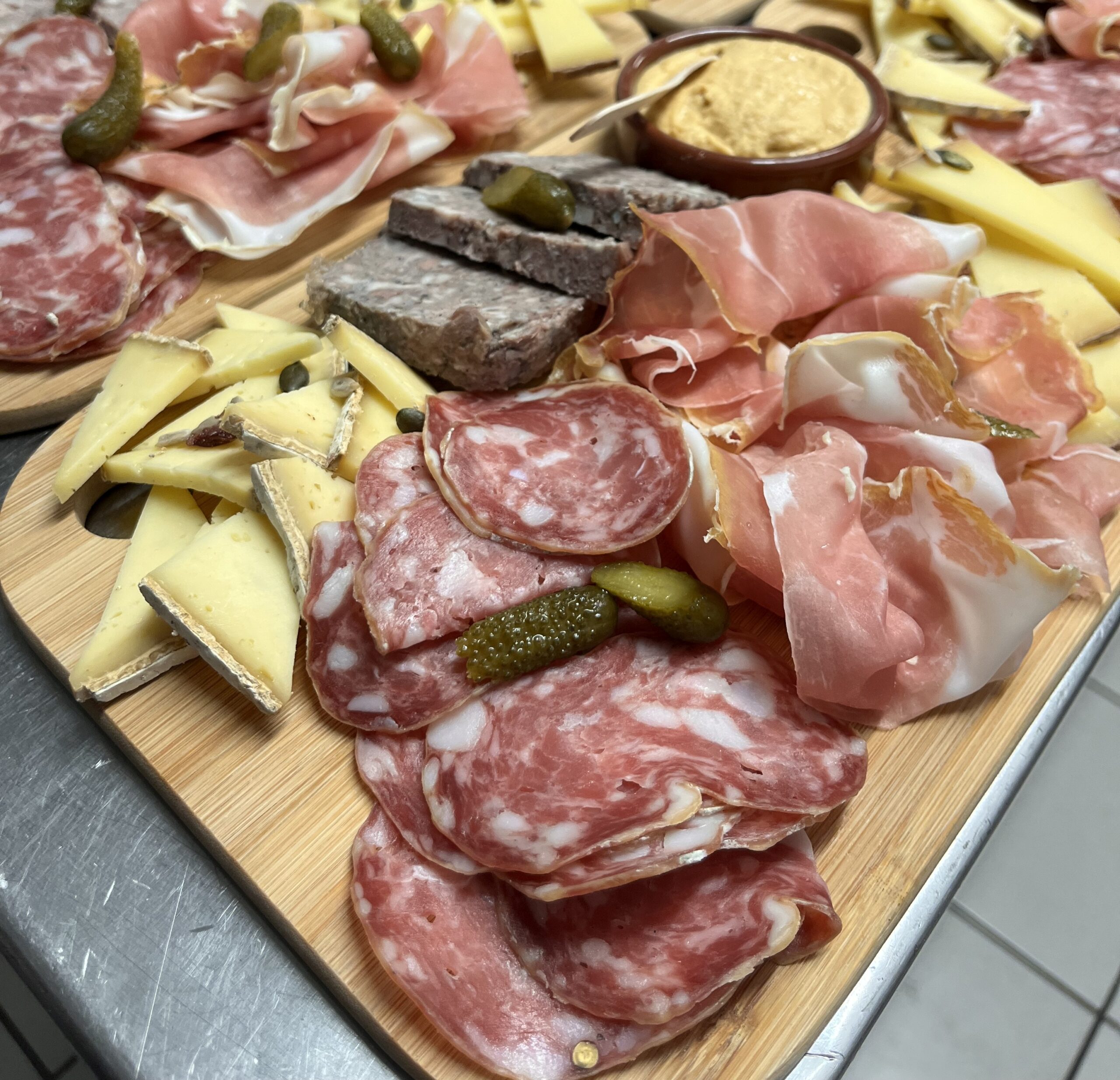 Chez MéMé - Restaurant à Villefontaine, Restaurant traditionnel à Villefontaine, Salon de thé à Villefontaine, Bar ambiance DJ à Villefontaine, Location de salle en nord-Isère